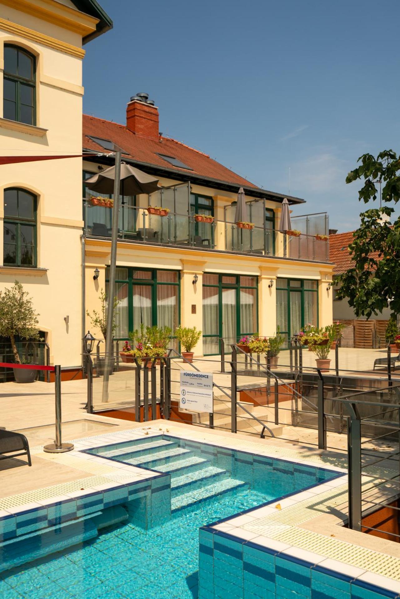 Elizabeth Hotel Gyula Exteriör bild